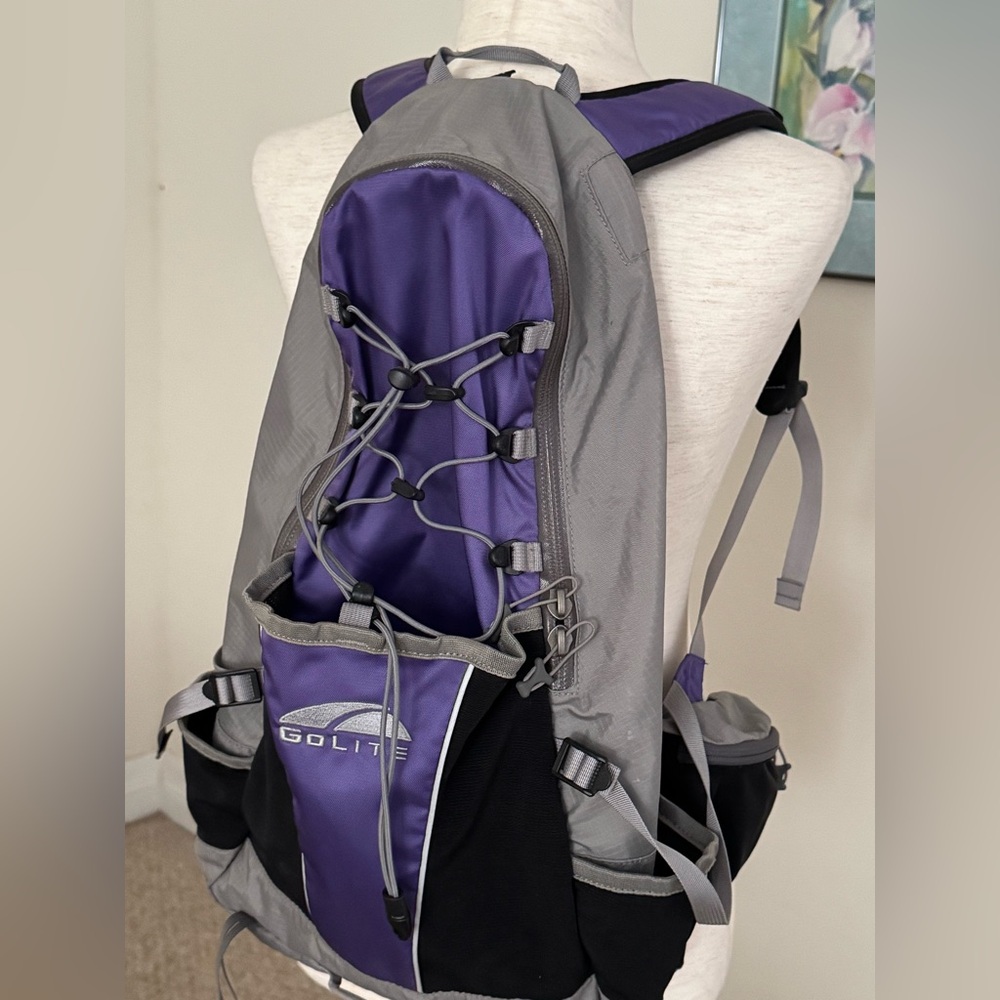 GoLite VO24, an ultralight hiking daypack specifically designed for Women - Picture 2 of 11